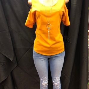 Super cute tops and jeans! $28 & $45 .👗🌻🌺🤩🤟🏼